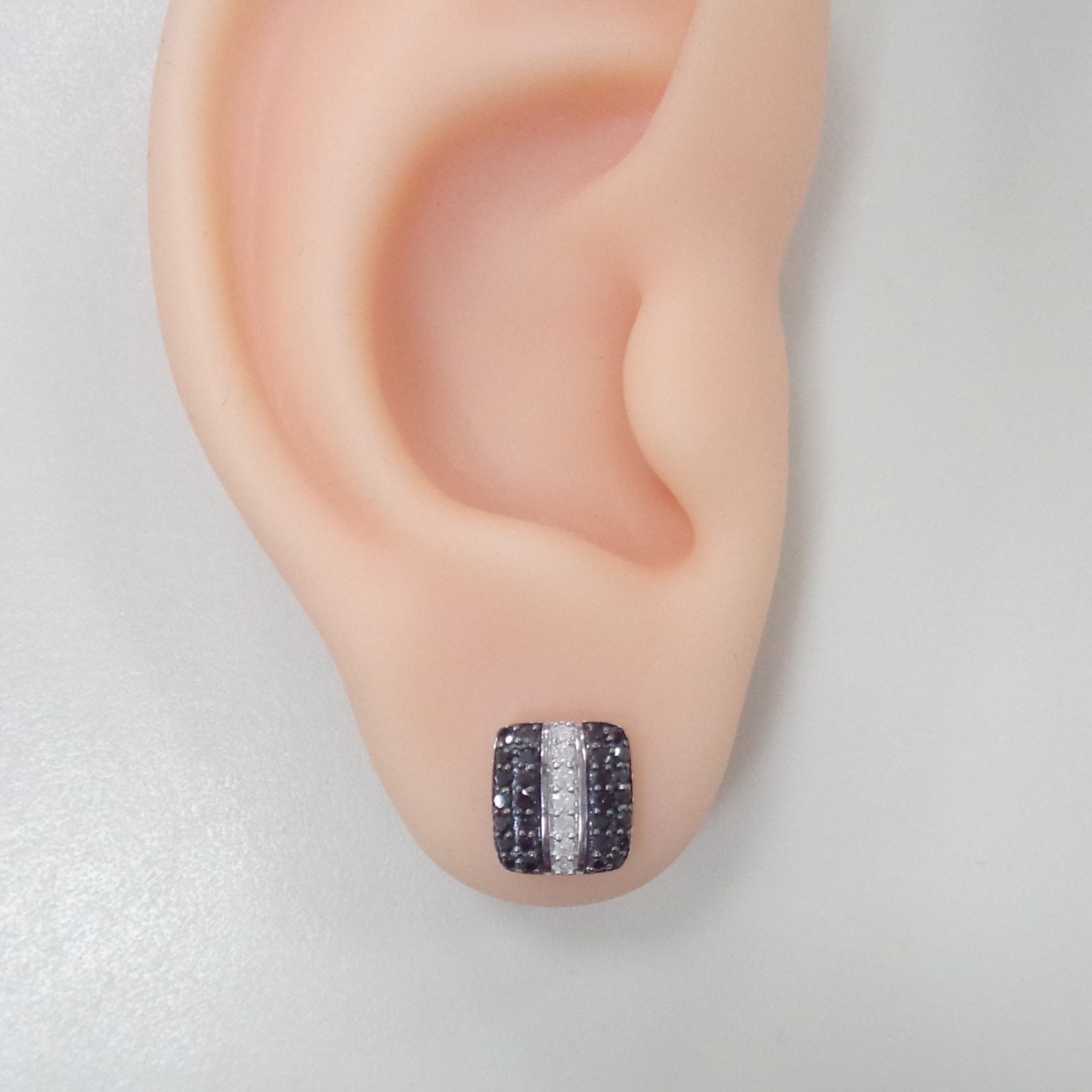 Серебряные серьги-пусеты с бриллиантами